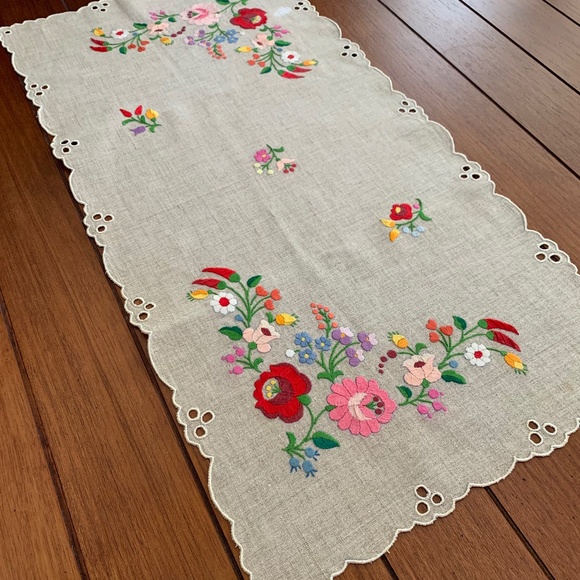 Hand Embroidered Vintage Floral Table Runner - Picture 2 of 6